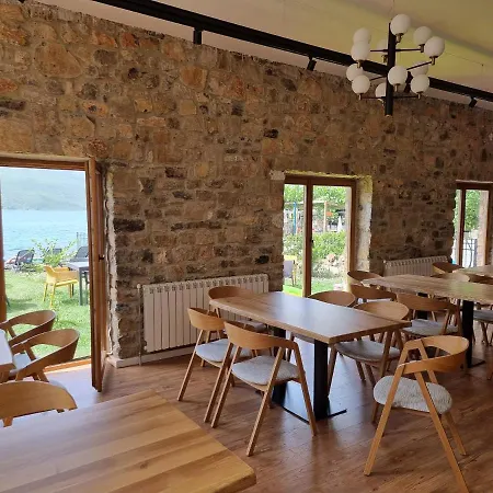 43 Guest house *