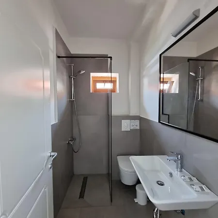 43 Guest house *