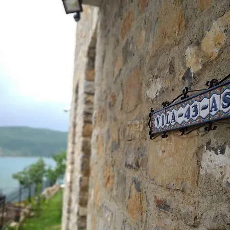 43 Guest house *