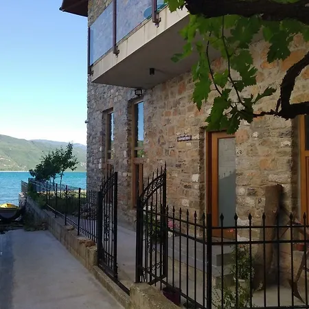 43 Guest house *